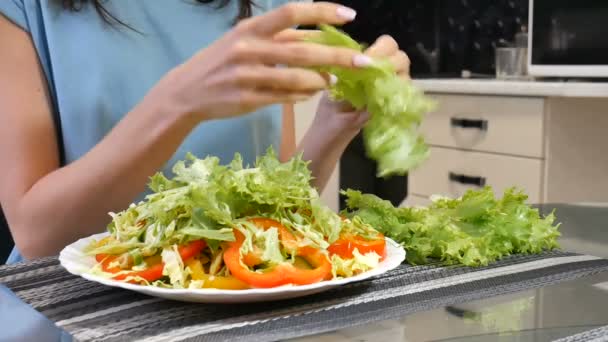 grüne vegane Frühstücksmahlzeit in Schüssel mit Kohl, gelber und roter Paprika. Clean Eating, Diät, vegetarisches Ernährungskonzept - Filmmaterial, Video