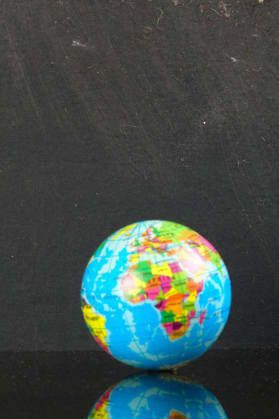 Мировой глобус с черным цветом
. - Фото, изображение