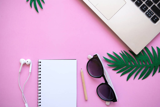 Espacio de trabajo en un color rosa de moda o diseño de verano con un concepto para comenzar unas vacaciones
. - Foto, imagen
