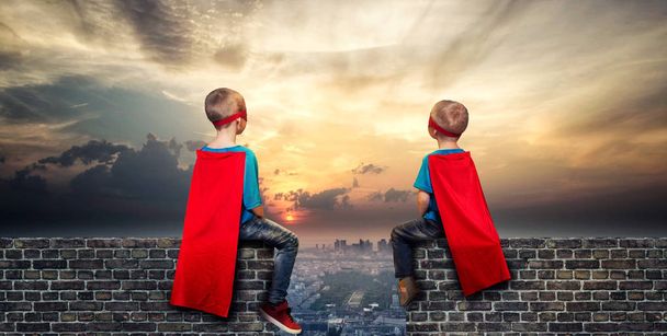 Kinder in Superheldenkostümen wachen über die Ordnung in der Stadt - Foto, Bild