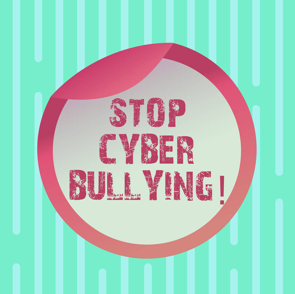 Word pisanie tekstu Stop Cyber Bullying. Koncepcja biznesowa dla zapobiegania korzystania z bully komunikacji elektronicznej, wykazując butelki opakowania puste pokrywy karton pojemnik ułatwia otwarta pokrywa uszczelniająca folia. - Zdjęcie, obraz