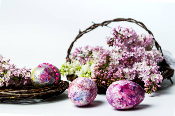 Húsvéti tojás és a színes lila virág elrendezése - Fotó, kép