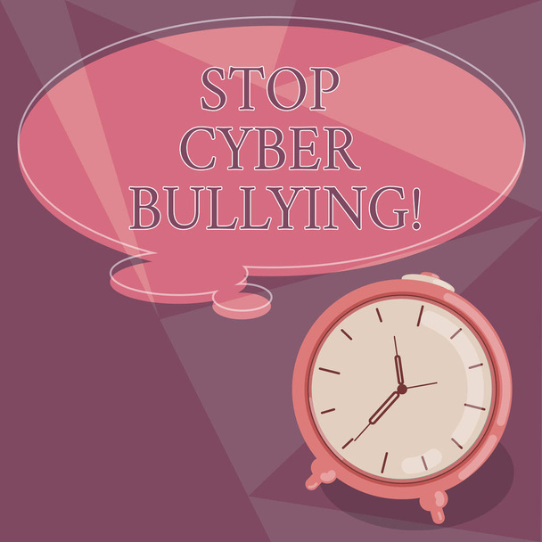Word pisanie tekstu Stop Cyber Bullying. Koncepcja biznesowa dla zapobiegania korzystania z bully komunikacji elektronicznej, wykazując puste kolor myśli dymek z zdjęcie konspektu i budzik. - Zdjęcie, obraz