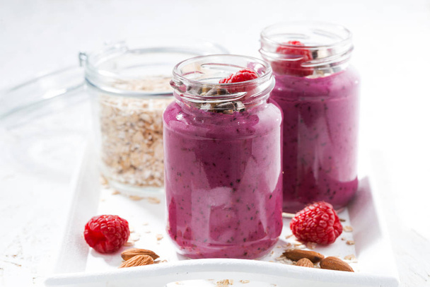 raspberry smoothie with oatmeal and chocolate, closeup, horizontal - Foto, imagen