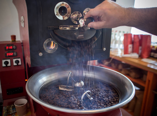 Feijões de café fresco - Freshly assado girando máquina profissional refrigerador
 - Foto, Imagem