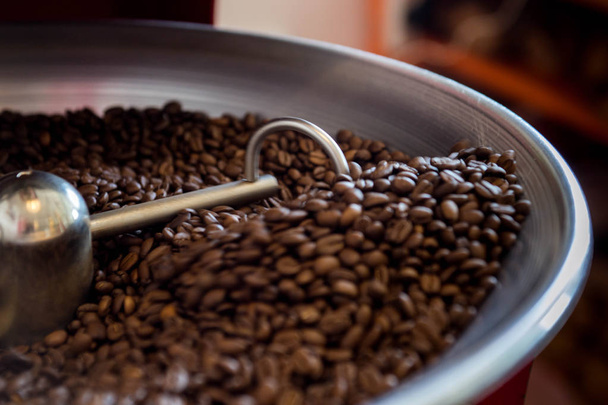 Свіжі кавові зерна - свіжообсмажена спінінг-холодніша професійна машина
 - Фото, зображення