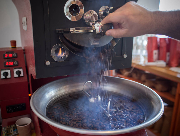 Świeże ziarna kawy - świeżo palona, chłodnica profesjonalna maszyna do przędzenia - Zdjęcie, obraz