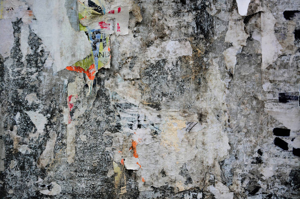 Renkli metin için yer ile yaratıcı ve soyut arka plan olarak grunge eski duvarlara poster yırtılmış - Fotoğraf, Görsel