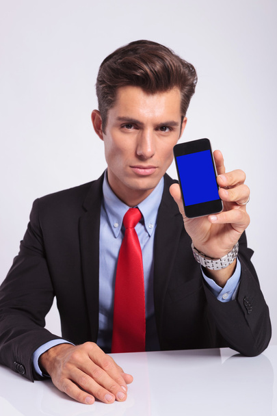 бизнесмен показывает телефон
 - Фото, изображение