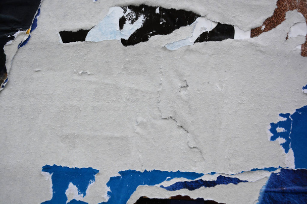 Renkli metin için yer ile yaratıcı ve soyut arka plan olarak grunge eski duvarlara poster yırtılmış - Fotoğraf, Görsel