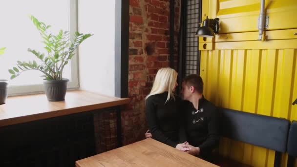 Amor casal sentado em um café falando e olhando um para o outro
 - Filmagem, Vídeo