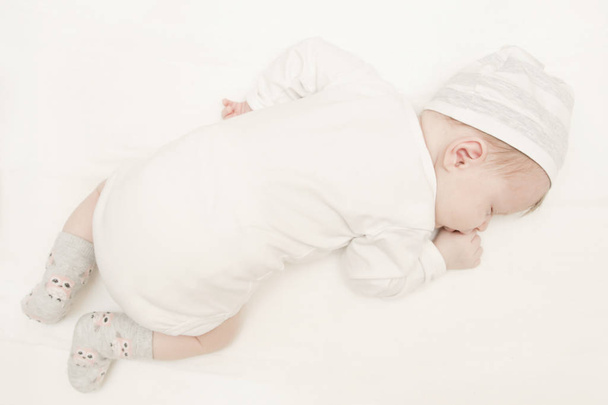 Retrato de adorável bebê recém-nascido dormindo
 - Foto, Imagem