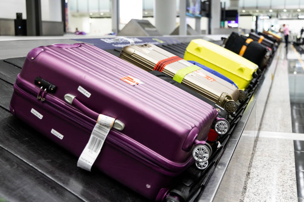 Equipaje de equipaje en cinta transportadora a la llegada del aeropuerto para reclamar
 - Foto, Imagen