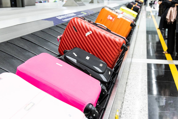 Багаж на конвейерной ленте по прибытии в аэропорт для возвращения
 - Фото, изображение