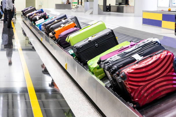 Gepäck auf dem Bandband bei der Ankunft am Flughafen zur Rückforderung - Foto, Bild