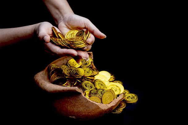 女性に手でコイン金たくさん壊れた瓶白背景、計画投資省、将来のコンセプトのビジネスのためのお金のスタックでスタックの黄金のコイン - 写真・画像