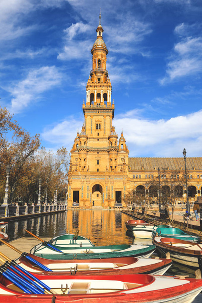 Noord toren en kleurrijke boten op Spanje vierkant of Plaza de Espana in stad Sevilla, Andalusie, Spanje - Foto, afbeelding