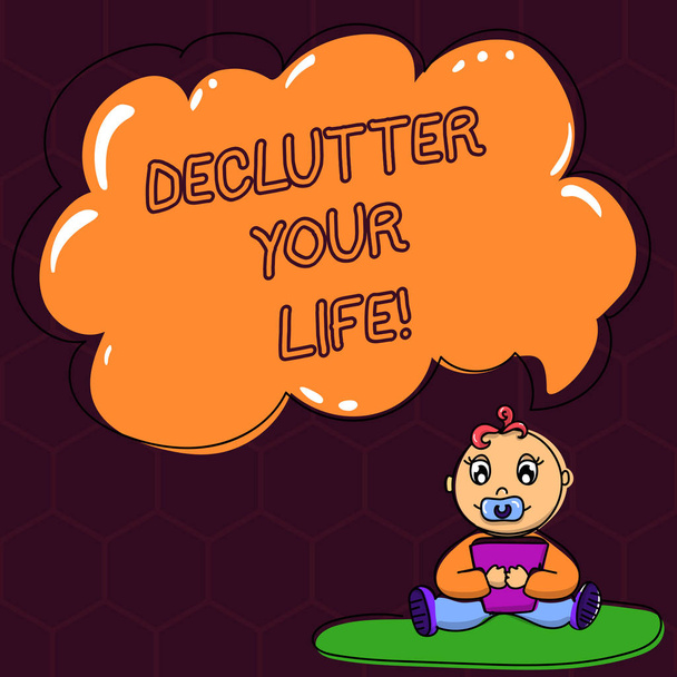 Κείμενο πινακίδα που δείχνει Declutter τη ζωή σας. Εννοιολογική φωτογραφία Κατάργηση περιττών στοιχείων από ακατάστατα υπερπλήρεις τόπο μωρό κάθεται στο χαλί με πιπίλα βιβλίο και κενή φούσκα ομιλία σύννεφο χρώματος. - Φωτογραφία, εικόνα