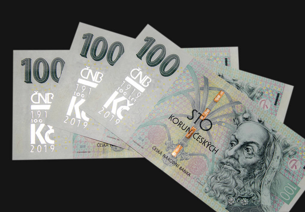 El Banco Central emitió un nuevo billete hunderd sobre un fondo negro
. - Foto, Imagen