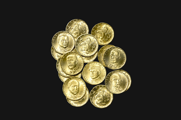 Honderd jaar Tsjechische kroon. De Centrale Bank heeft nieuwe twintig kroon munten uitgegeven met portretten van TG Masaryk, M. R. Stefanik en Edvard Benes, Alois Rasin, Karel Englis en Vilem Pospisil. - Foto, afbeelding