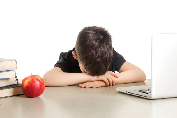 Jovem estudante cansado tirando uma soneca na frente do laptop
 - Foto, Imagem