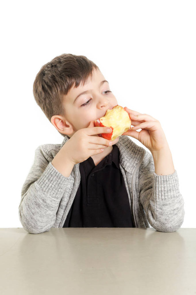 Lindo joven comiendo una manzana
 - Foto, Imagen