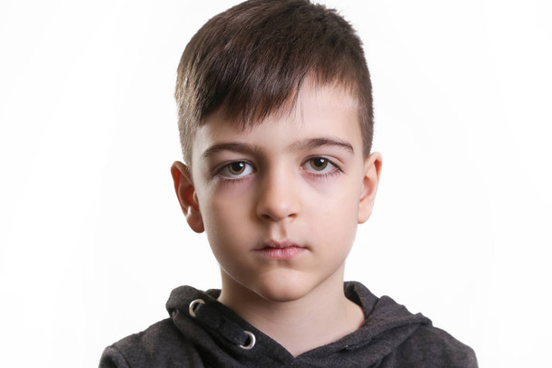 Retrato de estudio del niño de 5 años preescolar sobre el fondo blanco - expresión facial neutra
 - Foto, imagen