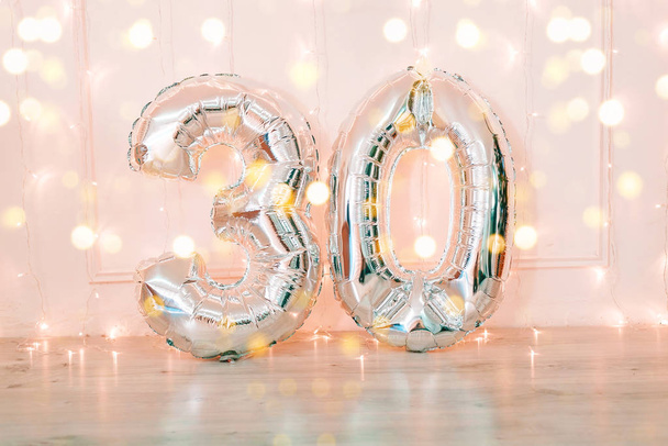 Ασημένιο φύλλο γενέθλια μπαλόνια αριθμό 30 με γκλίτερ φώτα. - Φωτογραφία, εικόνα