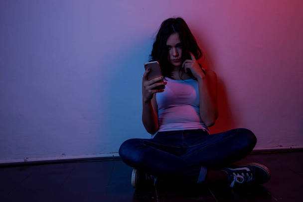 tyttö liian istuu puhelimen ääressä kotona. hän on verkkokiusaamisen uhri Stalker sosiaaliset verkostot
 - Valokuva, kuva