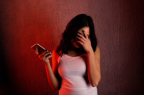 ragazza eccessivamente seduto al telefono a casa. è vittima di bullismo online I social network di Stalker
 - Foto, immagini