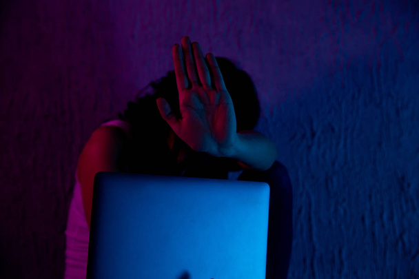 traurige und verängstigte Teenager mit Computer-Laptop, die unter Cybermobbing und Belästigung durch Stalker oder Klatsch leiden, die sich im Cybermobbing verzweifelt und gedemütigt fühlen - Foto, Bild