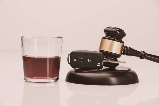Un trago de whisky y un juego de llaves de coche en un blanco
 - Foto, Imagen