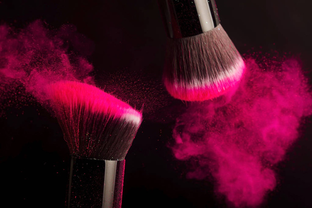 Kosmetický kartáč a barevný make-up prášek - Fotografie, Obrázek
