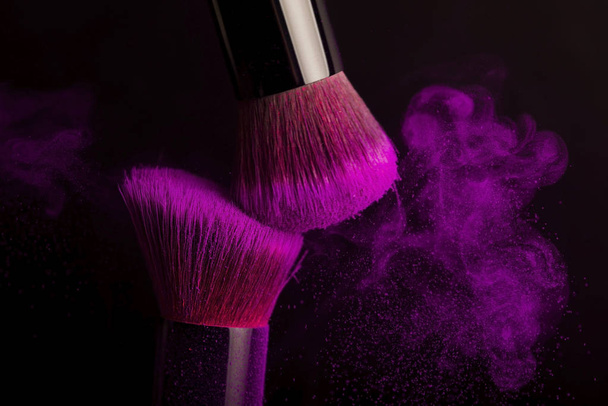 Kozmetik fırçası ve renkli makyaj tozu - Fotoğraf, Görsel