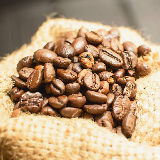 Чорні кавові зерна крупним планом
 - Фото, зображення