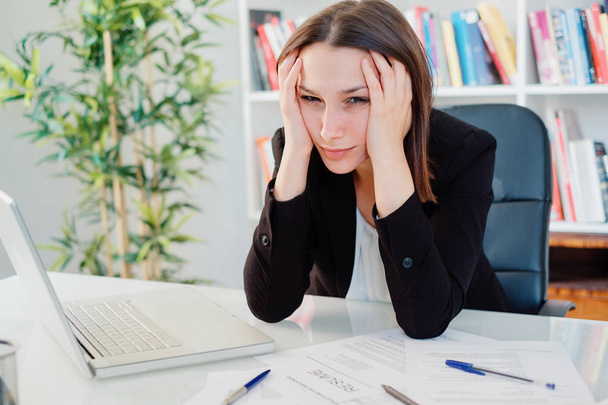 Femme stressée se sentant mal à la tête au travail
 - Photo, image