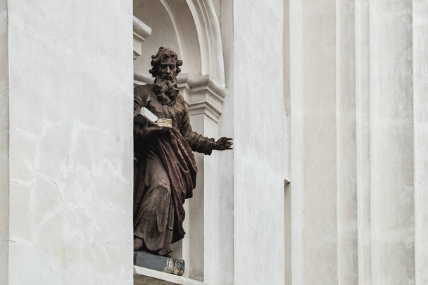 Зруйнований статуя Святого Павла на фасаді Святий Петро-Павлівський кафедральний собор у Луцьку - Фото, зображення