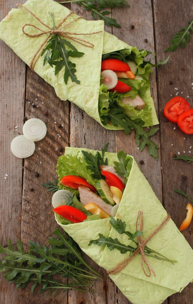 Envolturas caseras de tortilla con carne y verduras
  - Foto, Imagen