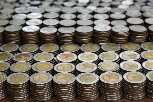 Montones de monedas de pila en escritorio de madera, dinero para la inversión de planificación de negocios y el concepto de ahorro
 - Foto, imagen