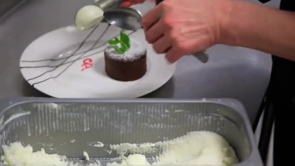 Cupcake chocolate fountain. Petit gateau with ice cream. Cupcake with hot chocolate in icing sugar with ice cream. Chocolate muffin. - Filmmaterial, Video