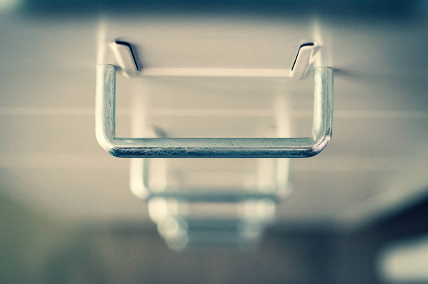 Cajón de un armario de metal en blanco con empuñaduras de metal
 - Foto, imagen