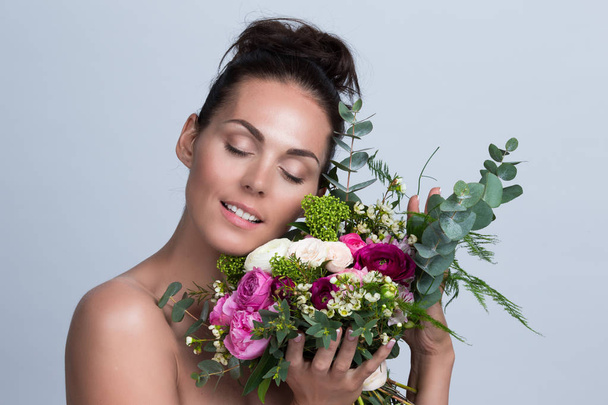 Beautiful woman with bouquet of flowers gift for valentines day - Foto, Bild