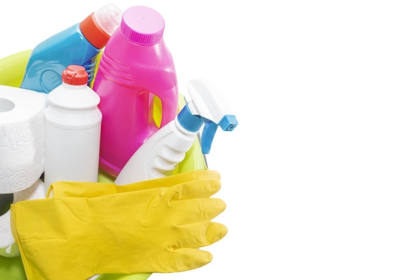 Προϊόντα καθαρισμού και επισκευή οικιακών χημικών ουσιών, λαστιχένια γάντια, πράσινη λεκάνη για τον καθαρισμό το διαμέρισμα και το γραφείο. - Φωτογραφία, εικόνα