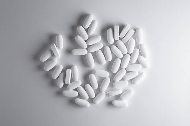 white pills on gray background - Foto, Imagem