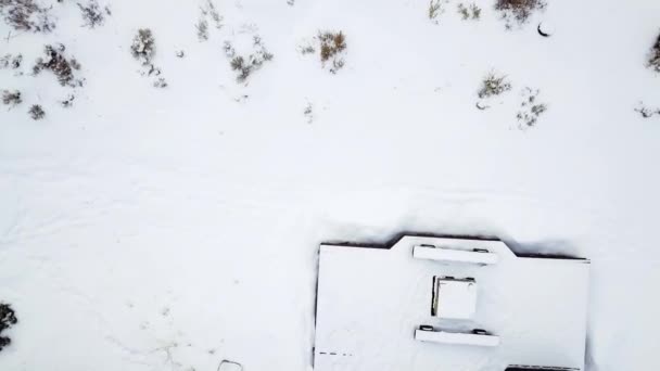 Vista aérea de la casa de montaña cubierta de nieve en invierno
. - Metraje, vídeo