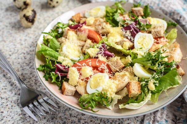 Свежий салат Цезарь с куриной грудью, салатом и помидорами. Вкусный домашний весенний салат
 - Фото, изображение