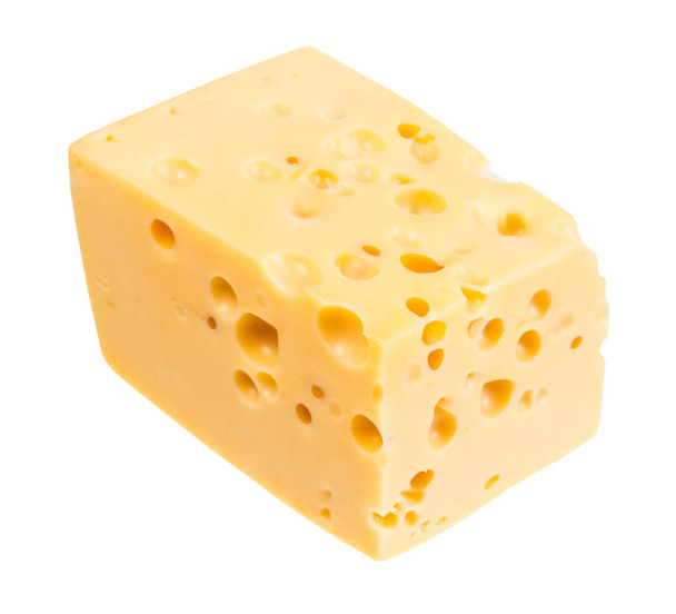 pedazo de queso suizo de leche de vaca amarillo medio-dura con agujeros internos aislados sobre fondo blanco
 - Foto, imagen