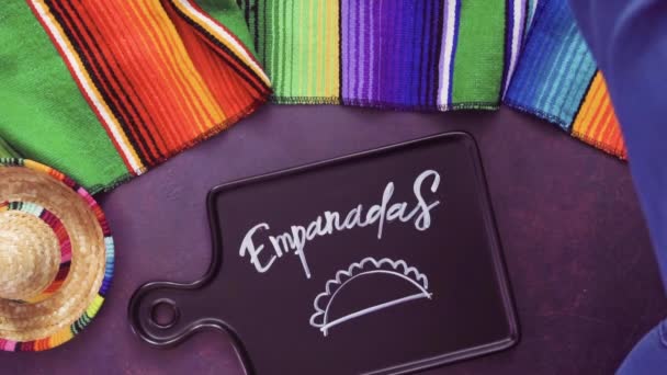 Flat lag. Schrijven Empanadas aanmelden zwart krijt-bestuur. - Video