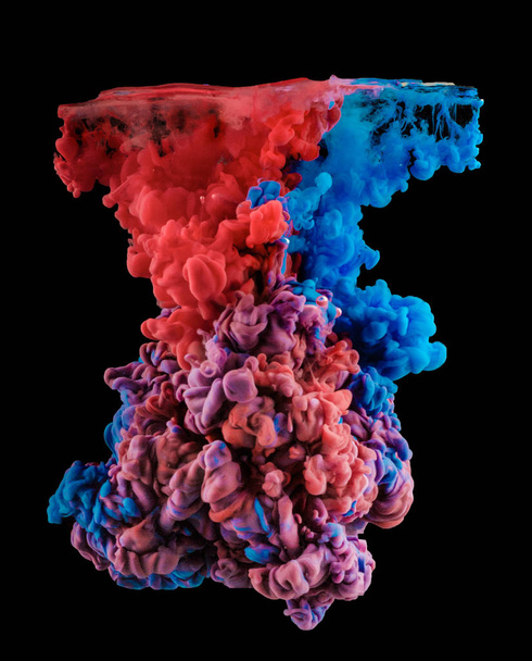 Salpicos de cor de tinta isolada no fundo preto. Tinta abstrata em água
 - Foto, Imagem