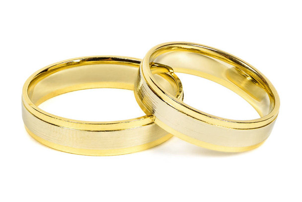 Anéis de casamento dourados isolados no fundo branco com caminho de recorte
 - Foto, Imagem